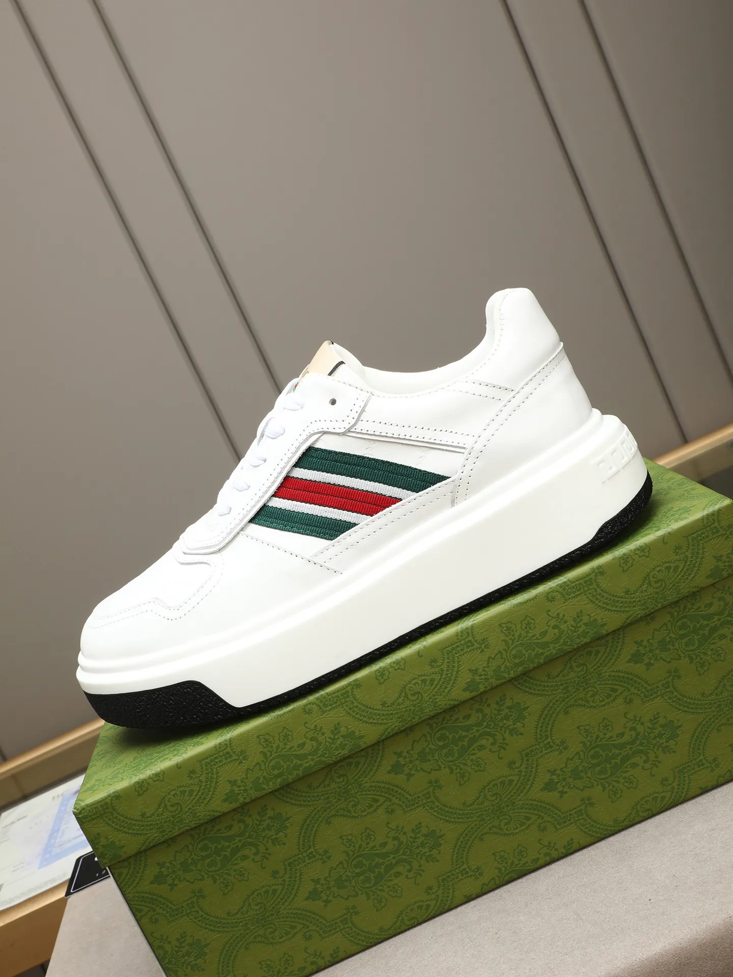 Men's shoes 💰480 New men's shoes GUCCI Fashion trend Made of first-layer calfskin ➕ washed sheep lining! The foot feels super comfortable and the workmanship is impeccable. Foam ultra-light outsole, size: 38-44 (45 customized) 3 colors to choose from!